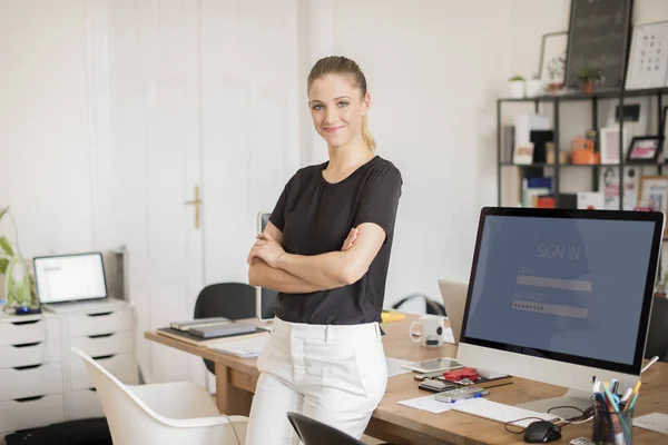 Joven empresaria de pie — Foto de Stock