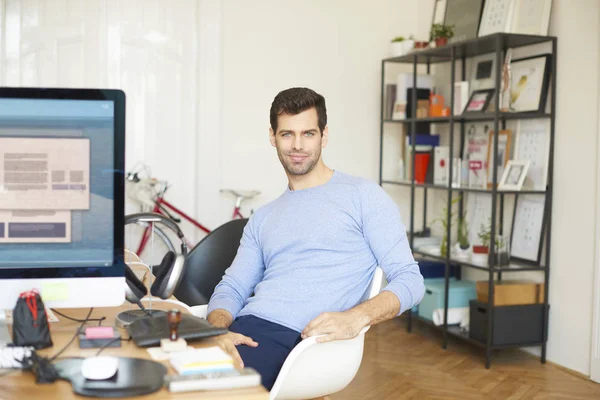 Diseñador sentado en el escritorio — Foto de Stock