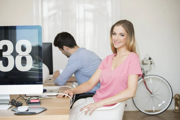 Lässige Frau am Schreibtisch — Stockfoto