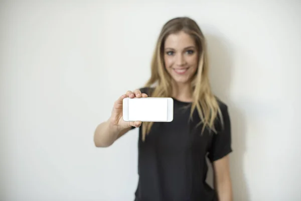 Mulher segurando um celular — Fotografia de Stock