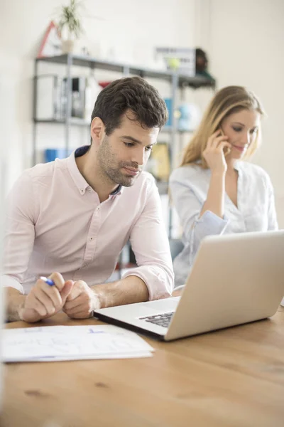 Geschäftsfrau im Gespräch mit jemandem — Stockfoto