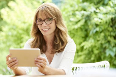  dijital tablet kullanan kadın 