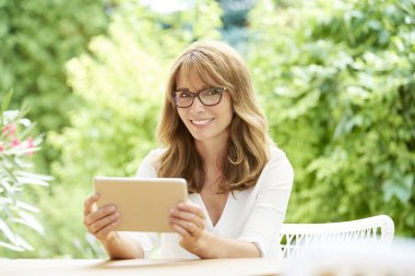  dijital tablet kullanan kadın 