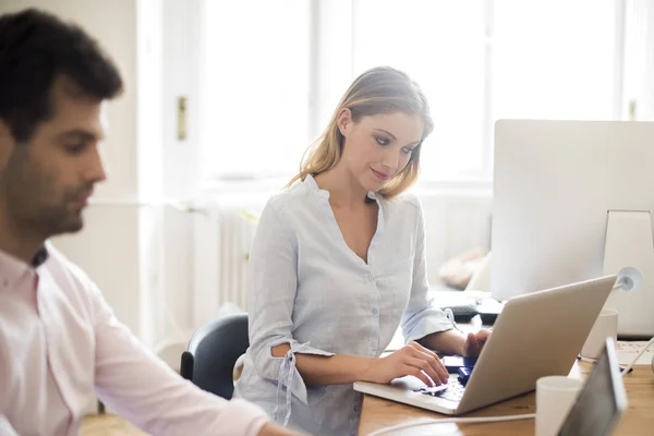 Donna d'affari che lavora sul computer portatile — Foto Stock