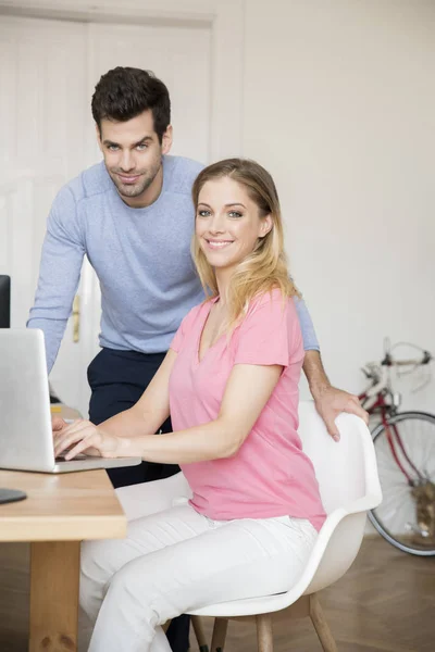 Empresária sentada na mesa e trabalhando — Fotografia de Stock