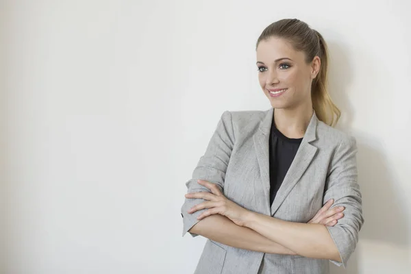 Jeune femme d'affaires debout — Photo