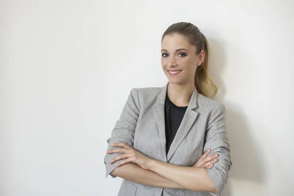 Junge Geschäftsfrau im Stehen — Stockfoto