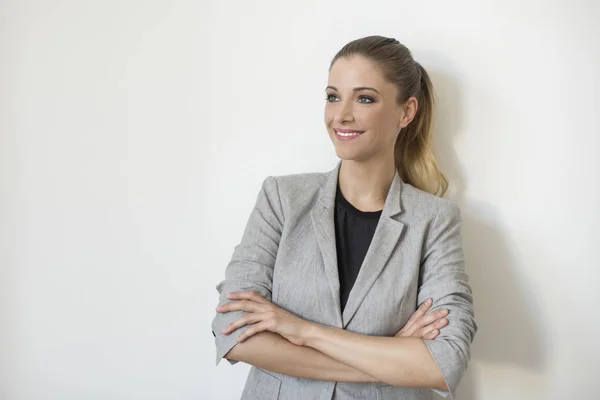 Jovem empresária de pé — Fotografia de Stock