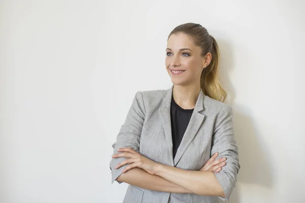 Businesswoman standing with arms crossed. — Stock Photo, Image