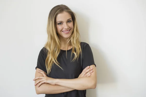 Senhora olhando para a câmera e sorrindo — Fotografia de Stock