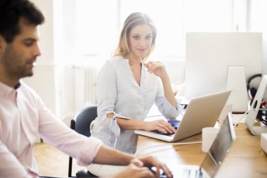 Bir dizüstü bilgisayarlar kullanarak iş arkadaşları