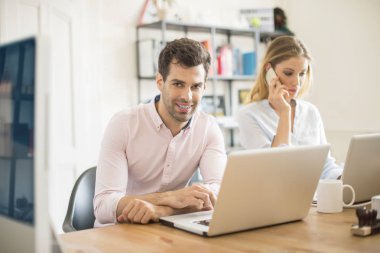 Bir dizüstü bilgisayarlar kullanarak iş arkadaşları