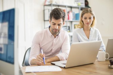 eskiz yaparken adam mimar