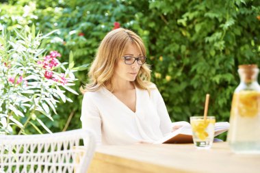 kadın kitap ile rahatlatıcı. 