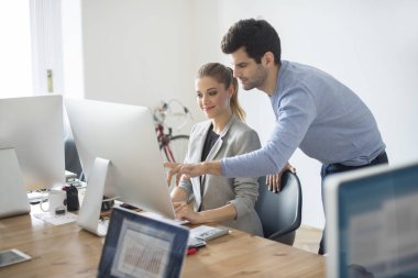 ofis masa başında oturan asistanı