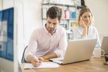 bazı mimar kroki yapan erkek