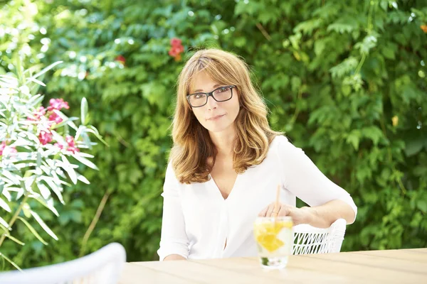 Frau entspannt im Garten. — Stockfoto