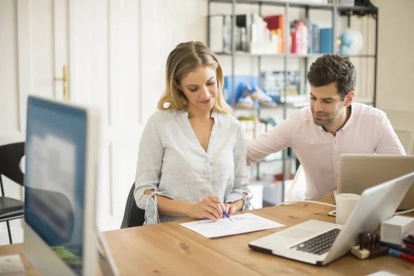 Female architect making sketch — Stock Photo, Image