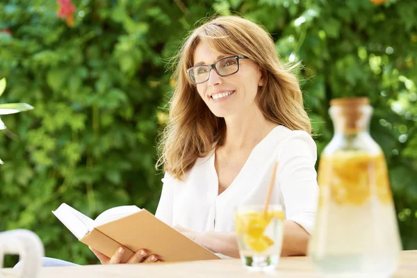 Donna che legge un libro — Foto Stock