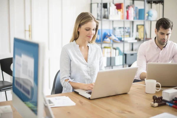 Coworkers sitting at a table — Stock Photo, Image