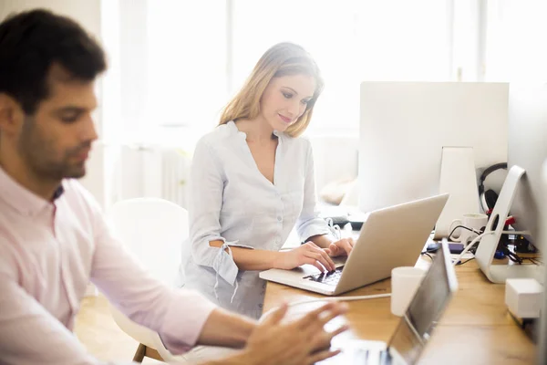 Zwei Mitarbeiter sitzen an einem Tisch — Stockfoto