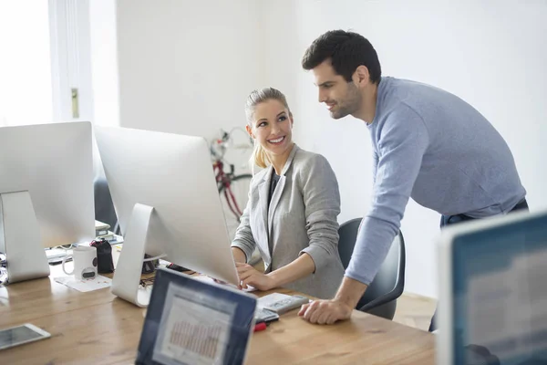 Empresária e homem de vendas bonito — Fotografia de Stock