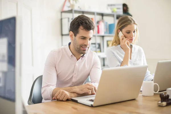 Medarbetare som sitter vid ett bord — Stockfoto