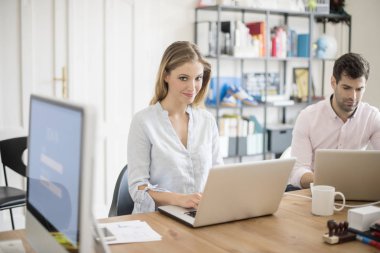 dizüstü bilgisayar kullanan adam