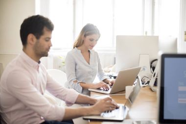 Dizüstü bilgisayarlar kullanarak yaratıcı ekibi 