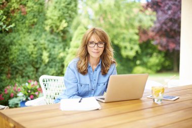 Dizüstü bilgisayar kullanan kadın 