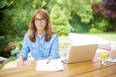 Dizüstü bilgisayar kullanan kadın 