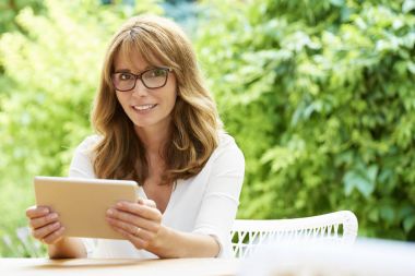 güzel bir kadın dijital tablet kullanma디지털 태블릿을 사용 하 여 아름 다운 여자 