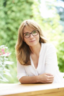 Orta yaşlı kadın gülümsüyor  