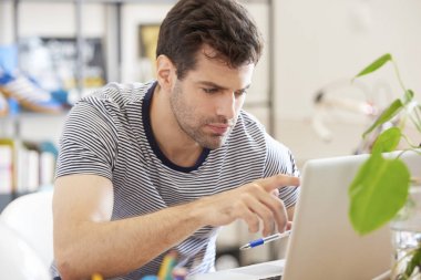 dizüstü bilgisayar kullanan adam