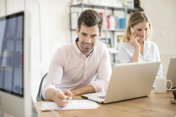 Lavoro di squadra uomini d'affari che lavorano in ufficio . — Foto Stock