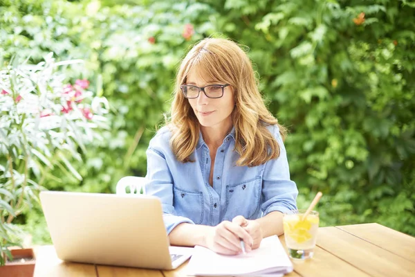 Dizüstü bilgisayar kullanan kadın 