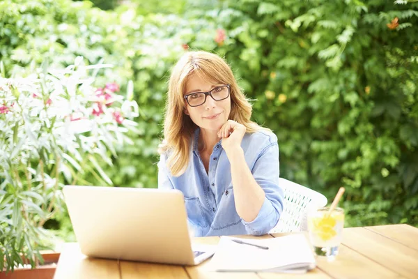 Femme utilisant un ordinateur portable — Photo