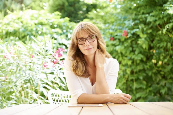 Kadın bahçede rahatlatıcı