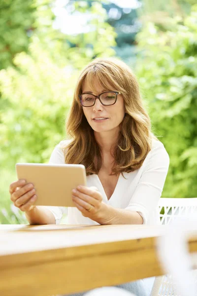 Mujer usando tableta digital — Foto de Stock