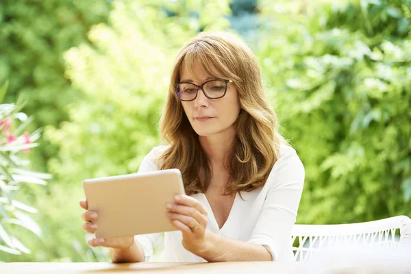 Kobieta stosująca tablet cyfrowy — Zdjęcie stockowe