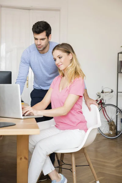 Collega's bespreken van nieuwe ideeën — Stockfoto