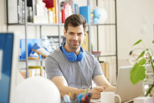 Hombre usando ordenador portátil — Foto de Stock