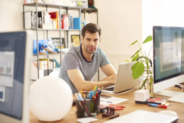 Uomo utilizzando il computer portatile — Foto Stock