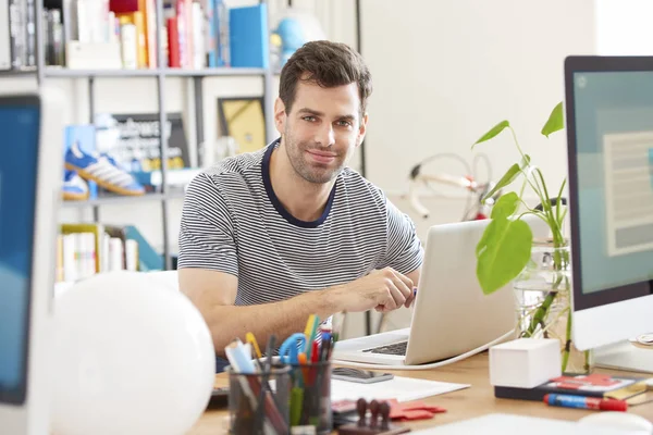 Hombre usando ordenador portátil — Foto de Stock