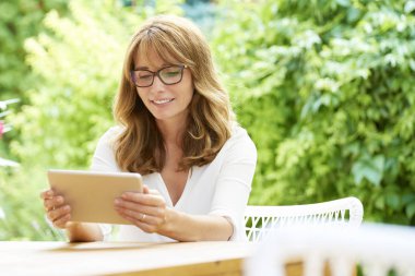 dijital tablet kullanan kadın 