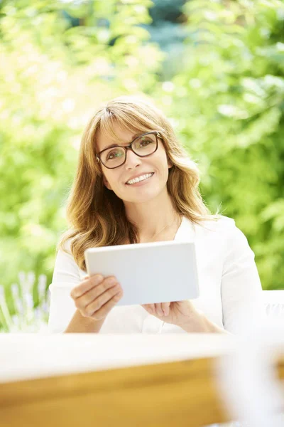 Femme utilisant une tablette numérique — Photo