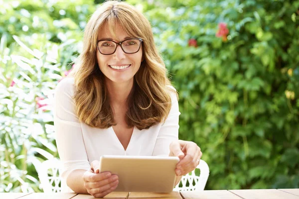 Mulher usando tablet digital — Fotografia de Stock