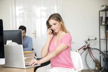 onu laptop kullanan kadın