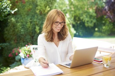 Balkonda oturan kadın 