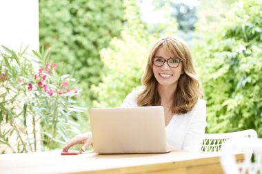 onu laptop kullanan kadın